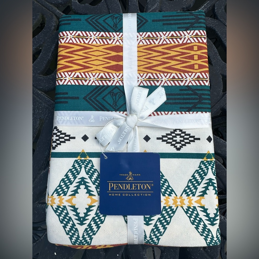 Pendleton "Bright Mesa" Set of 4 Napkins NWT